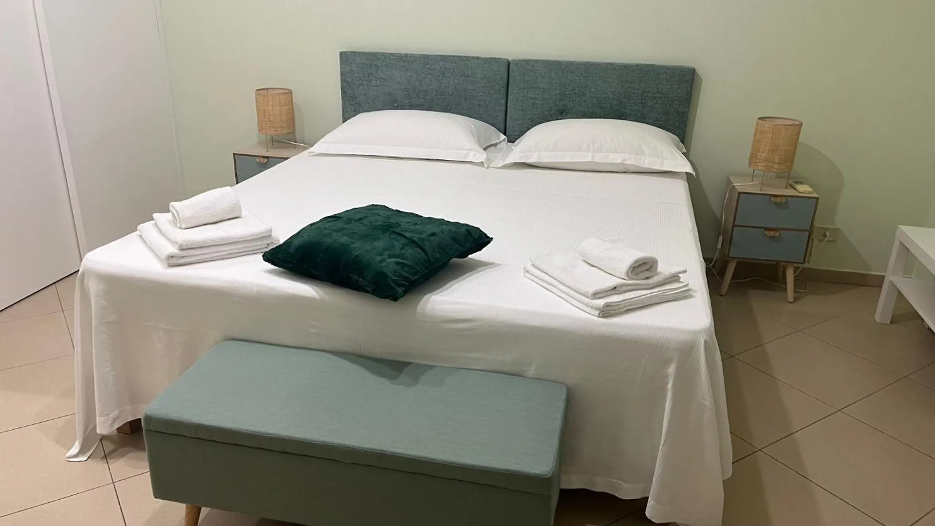 קטאניה Palazzo Pastura B&B And Apartments בית הארחה
